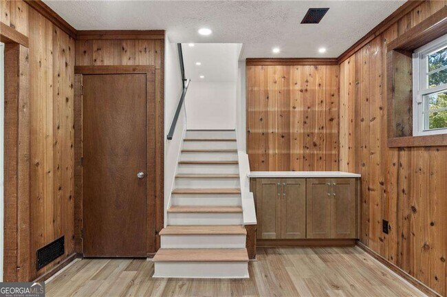 Building Photo - 472 Barnsdale Dr