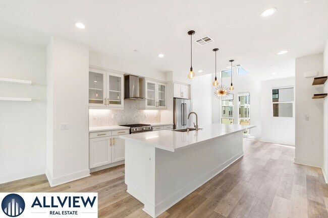 Building Photo - Gorgeous 4 Story Townhome Available in the Highly Desired 17 West Community!