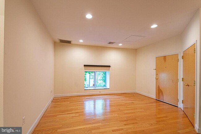 Building Photo - 415 S 19th St