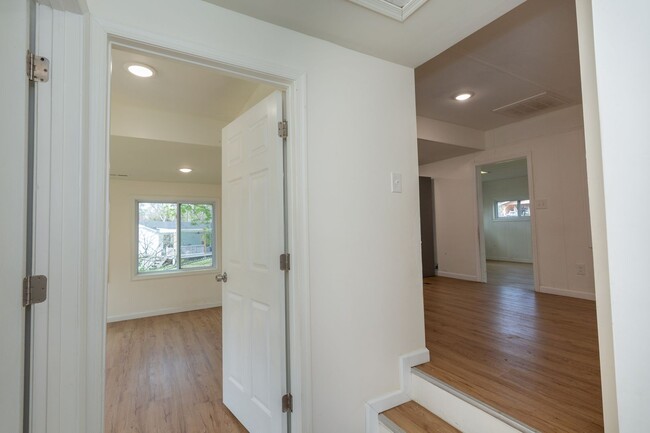 Building Photo - 2 Bed, 2 Full Bath Single Family Home in H...
