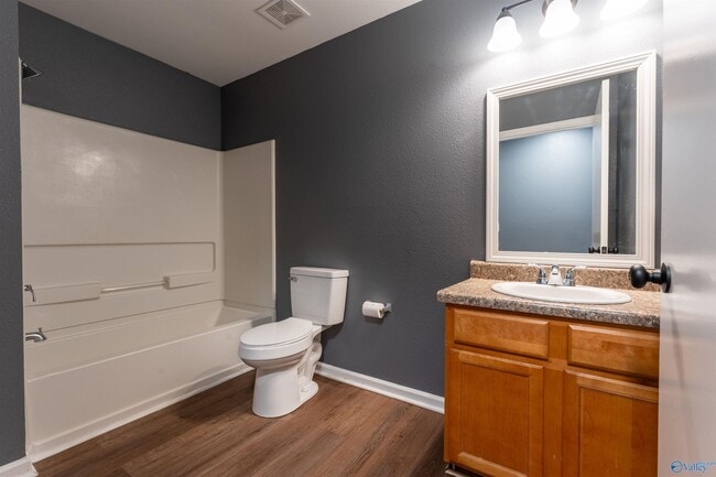 Building Photo - 2401 Bell Manor Dr SW