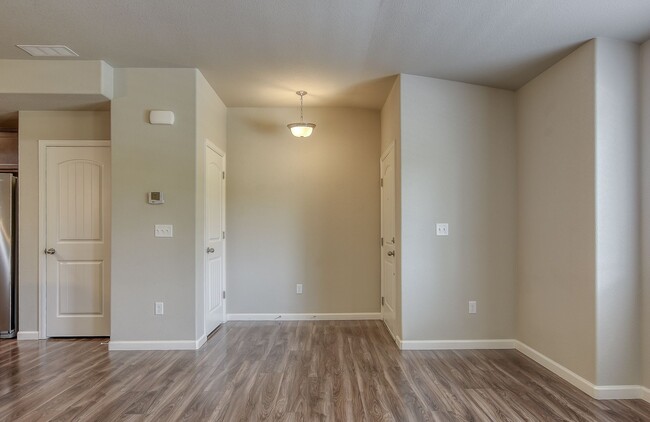 Building Photo - Beautiful Townhome!