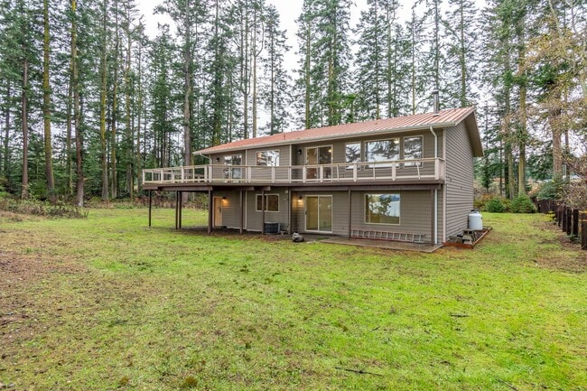 Building Photo - 3 Bedroom 2.5 bathroom nestled in woods with water view