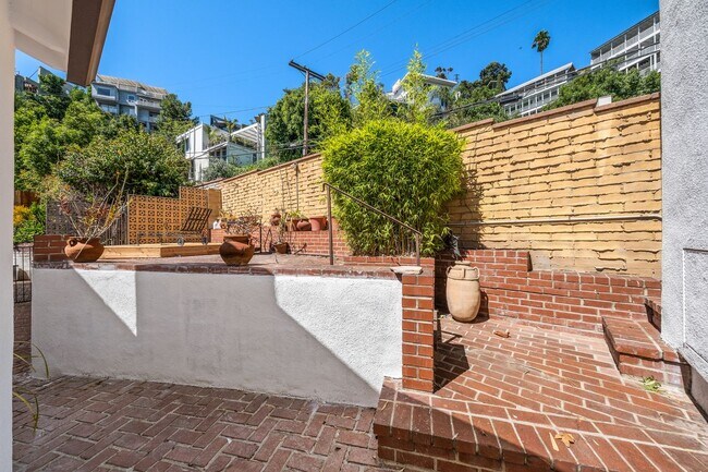 Building Photo - 1685 Sunset Plaza Dr