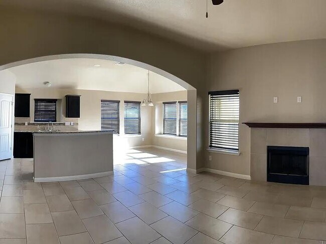 Building Photo - 604 W Vega Ln