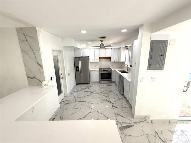 Building Photo - 2685 SE 5th St