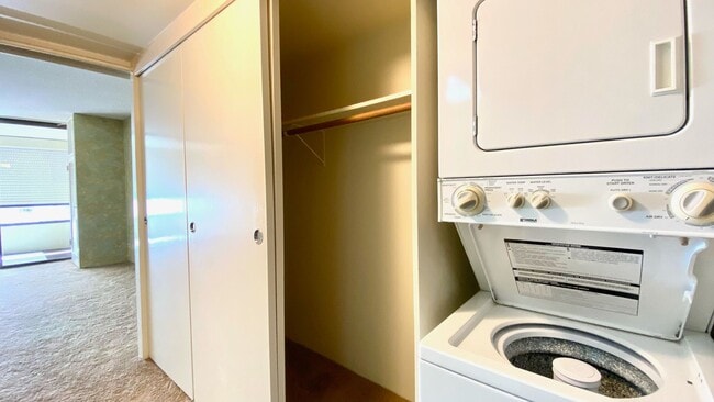 Building Photo - AVAILABLE NOW! STUDIO WITH 1 PARKING IN MAKIKI