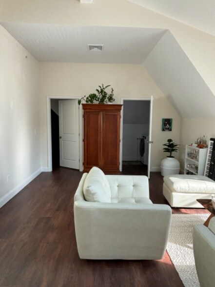 Building Photo - 206 Waterman St