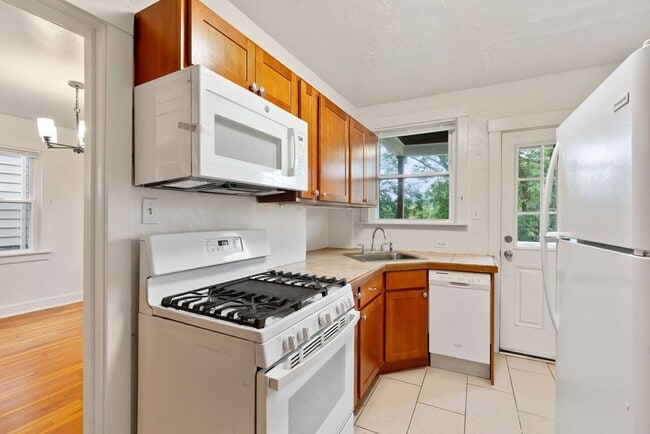 Building Photo - Updated 2 Bedroom Single Family Home In Be...
