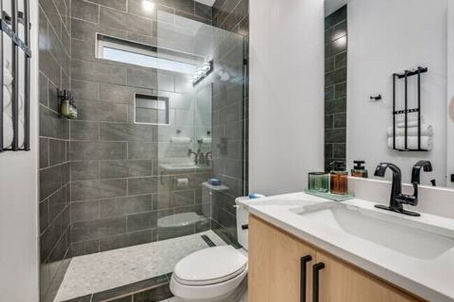 Building Photo - Stunning 3BR  3.5 Bath Townhome in Dallas