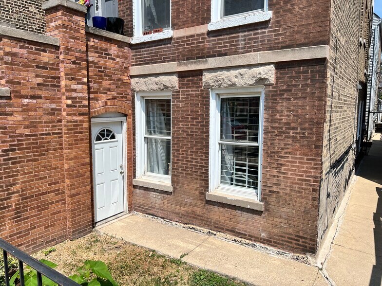 Building Photo - 1830 N Hermitage Ave