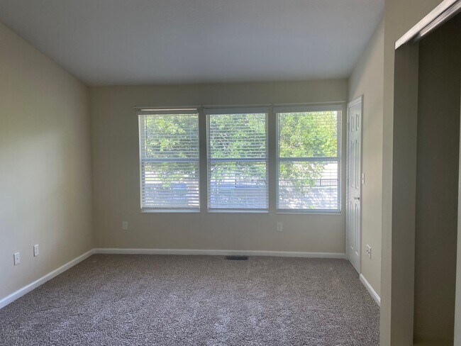 Building Photo - Beautiful 2/2.5 in Desirable Arrowood Community