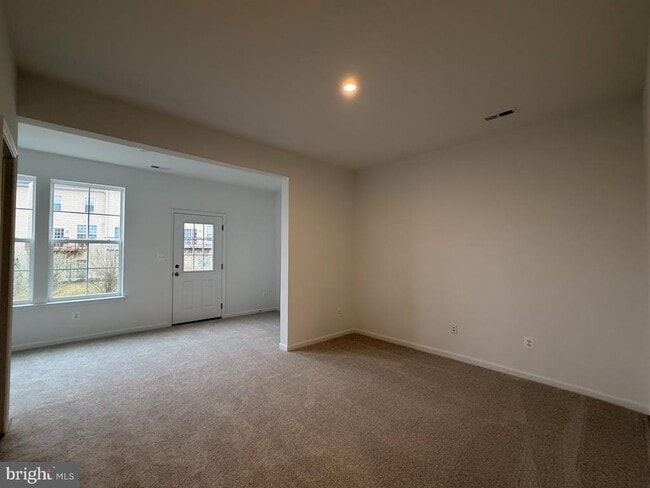 Building Photo - 453 Husky Trl