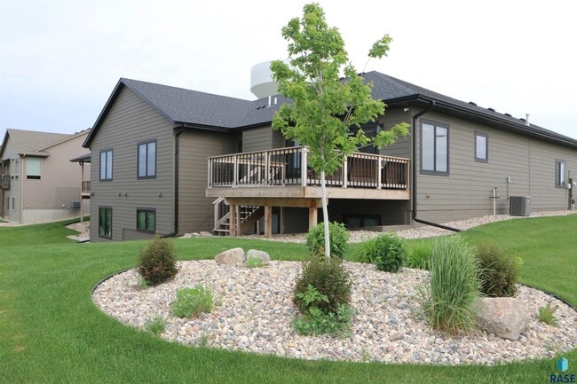 Building Photo - 2701 W Oak Hill Dr