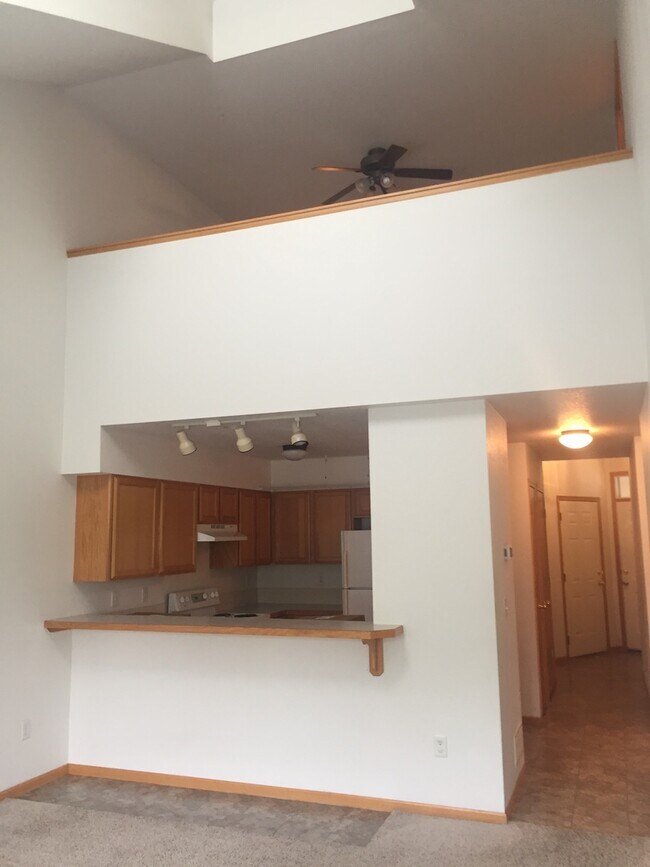 Building Photo - Beautiful 2 Bedroom + Loft Townhome in Lov...