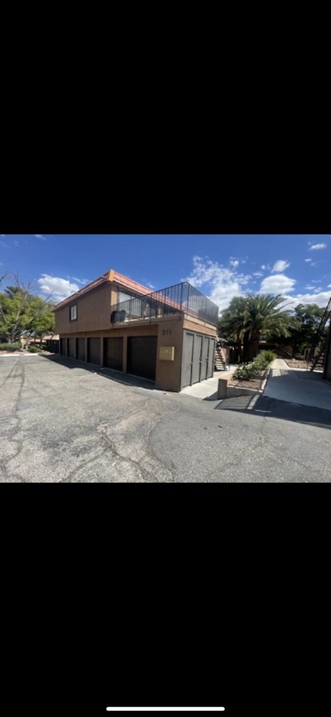 Building Photo - Upstairs 2BD/1.5BA Condo with Washer/Dryer...