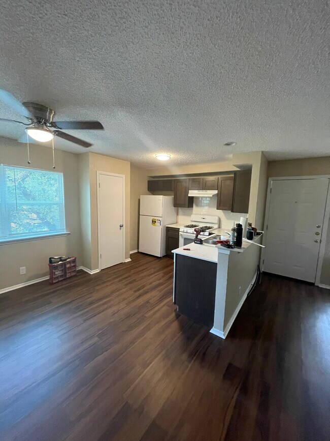 Building Photo - 400 Algerita Dr