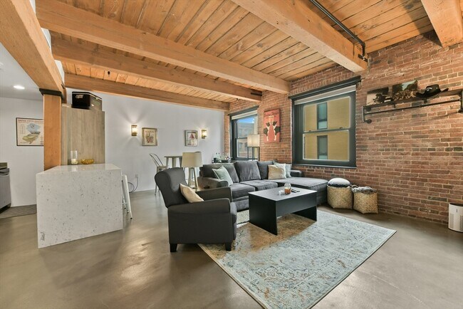 Primary Photo - 90 Wareham St