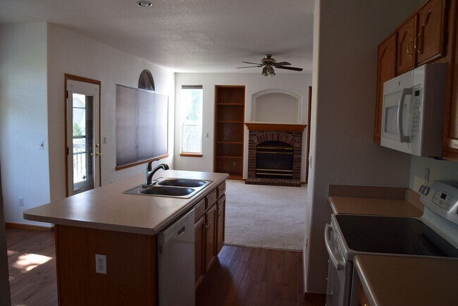 Building Photo - Beautiful 5 bedroom home w/ 3 car garage in Littleton