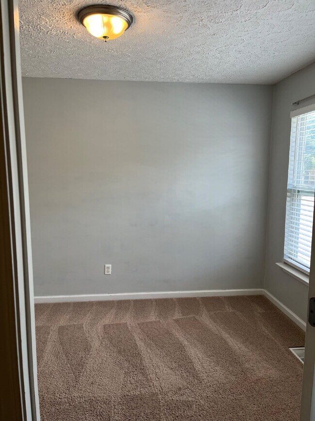 Building Photo - "Spacious 3-Bedroom Townhouse Retreat with Fireplace & Hardwood Floors in Antioch!"