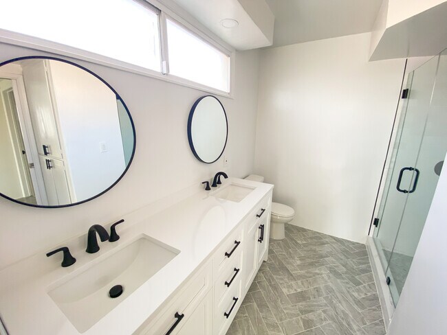 Building Photo - 233 6th St