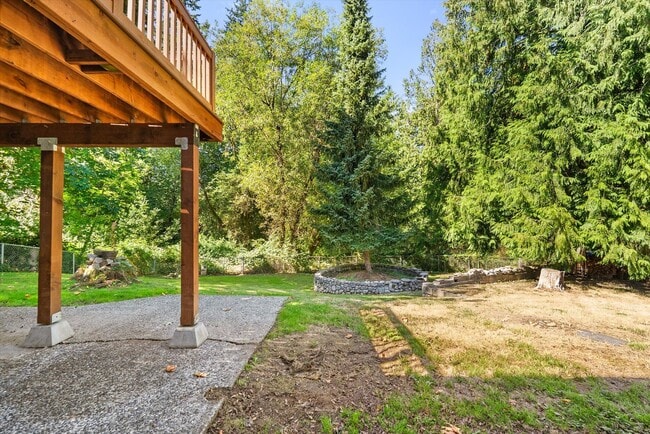 Building Photo - 3 Bed 2 Bath Fully Fenced Split Level Lake...