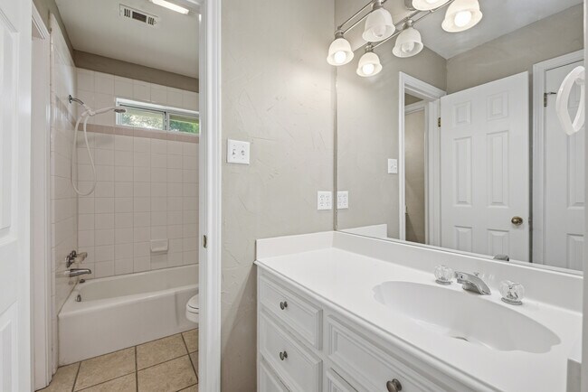 Building Photo - 905 Winged Foot Dr