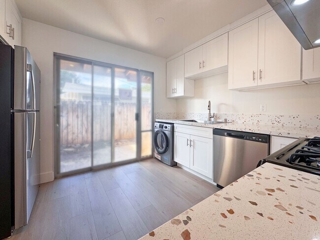 Building Photo - Residential Apartment near Downtown Fullerton