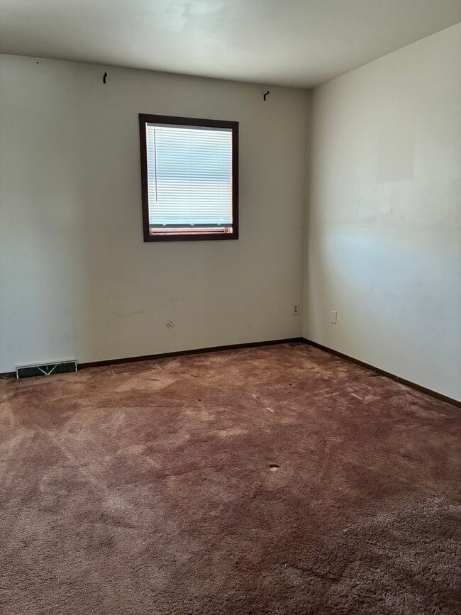 Building Photo - Two Bedroom Townhouse