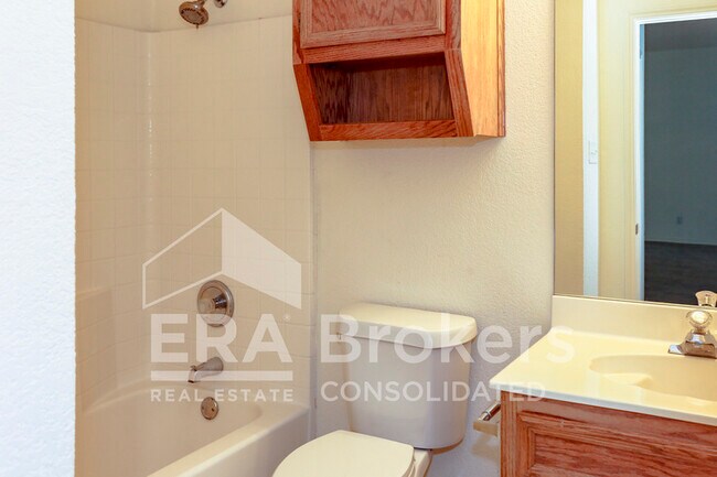 Building Photo - 2802 Southwood Dr