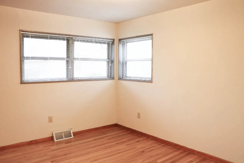 Building Photo - 425 N Hillsdale Dr