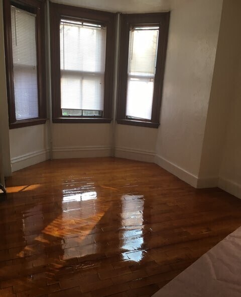 Building Photo - 4 Adella Pl