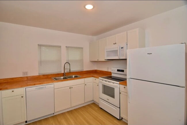 Building Photo - Thoughtfully Renovated Home in a Prime Location