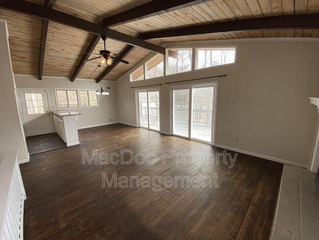 Building Photo - 3621 Lakeview Pkwy