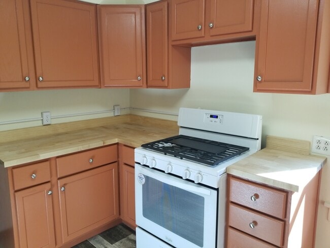 Building Photo - Updated 3 Bedroom House with 1st floor lau...