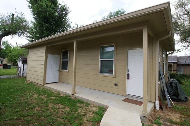 Building Photo - 3710 Yellowstone Blvd