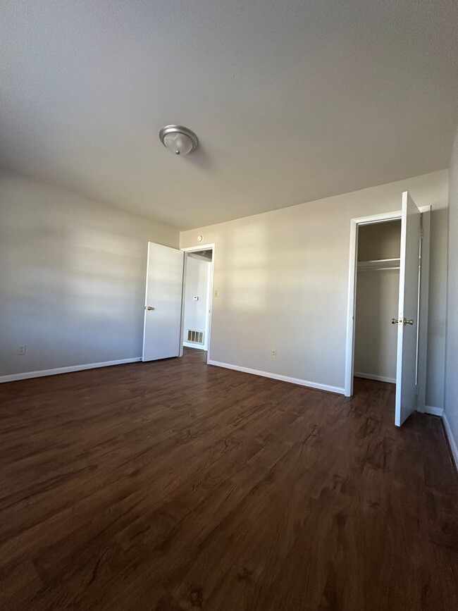 Building Photo - 2 Bedroom, 1 bathroom on the East-Side. Mo...