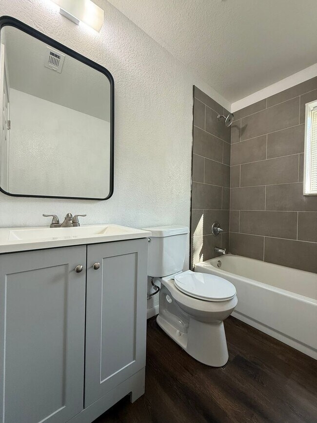 Building Photo - 908-910 Wells St