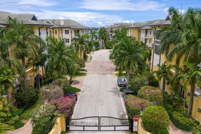 Building Photo - Top Floor Waterfront Condo - Renovated 1 B...