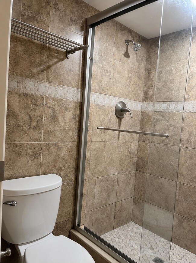 Building Photo - 450 Commodore Dr