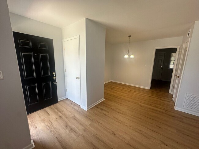 Building Photo - OPEN HOUSE 3/28 from 1PM to 3PM. 2 Bedroom, 1 Bath Duplex Located in the Center of Wilmington