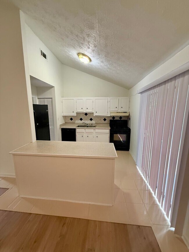 Building Photo - Newly remodeled ranch house in Jonesboro!