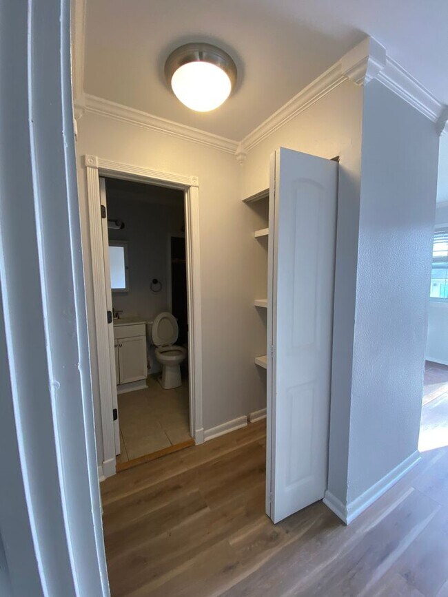 Building Photo - 1504 Oakwood Ave NE