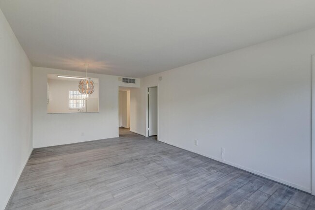 Building Photo - 5111 W Oakland Park Blvd