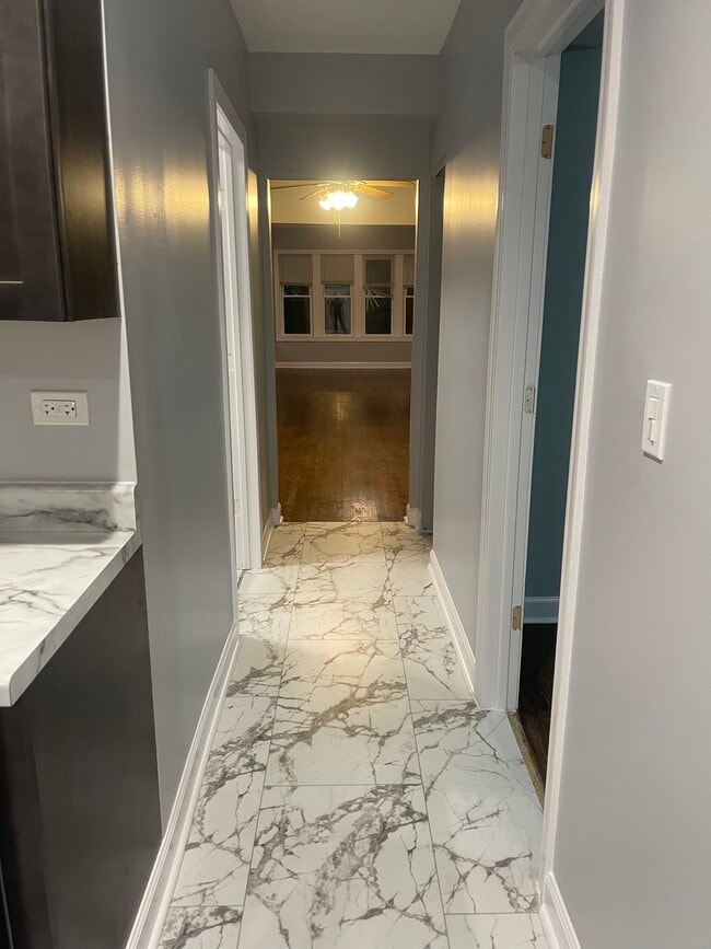 Building Photo - 1240 N Avers Ave