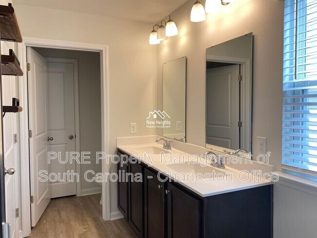 Building Photo - 2641 Alamanda Dr