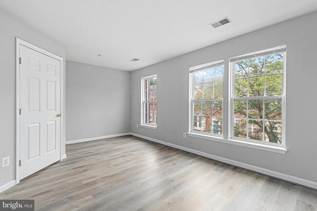 Building Photo - 2752 Manhattan Pl