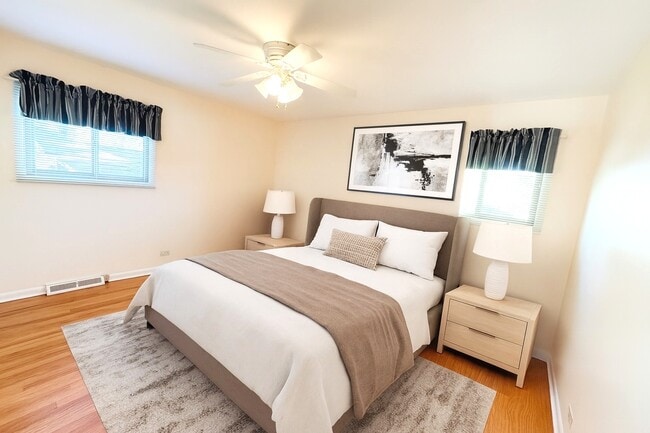 Building Photo - 1042 W Central Rd