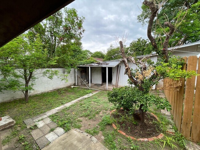 Building Photo - 1517 Garcia St