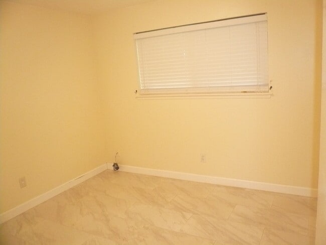 Building Photo - 2826 Green Fields Dr